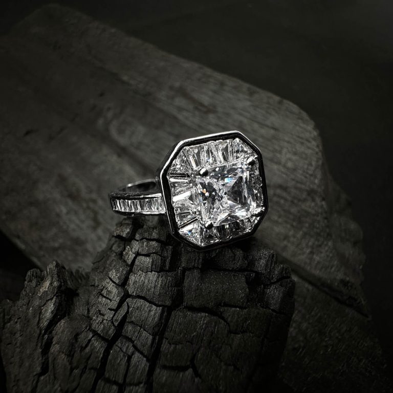 Exquisite Princess-Cut Diamond Halo Ring